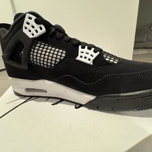 Jordan 4 white thunder size 9.5M and 11M